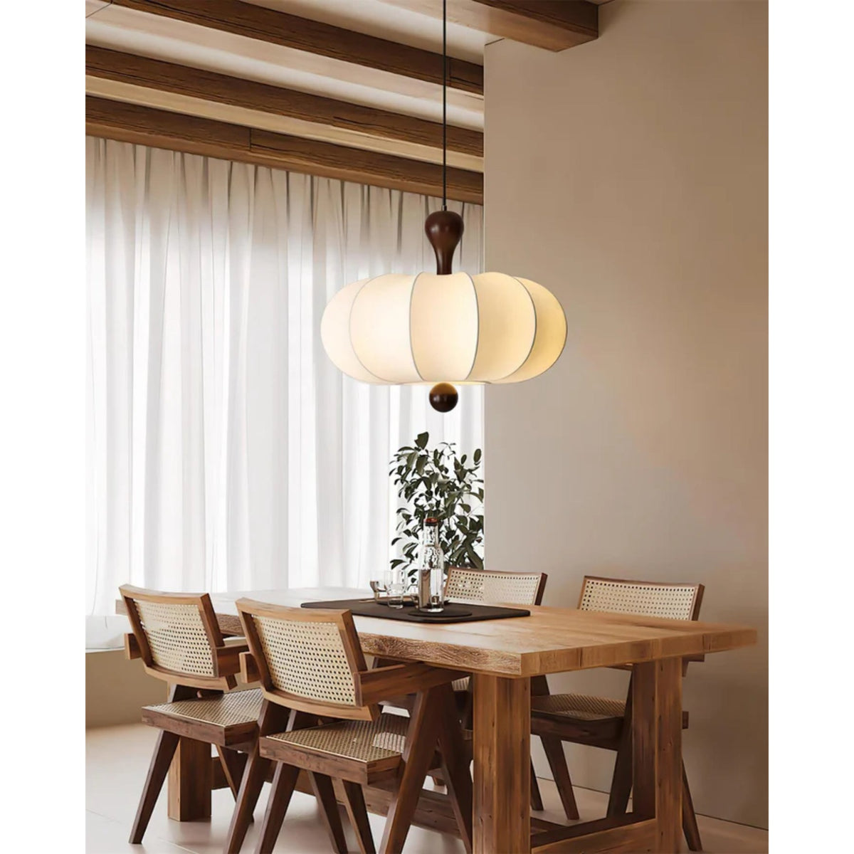 Stoffen hanglamp met houten accent voor eetkamer en keukeneiland – Zacht witte geplooide kap, modern minimalistisch armatuur | Thomler
