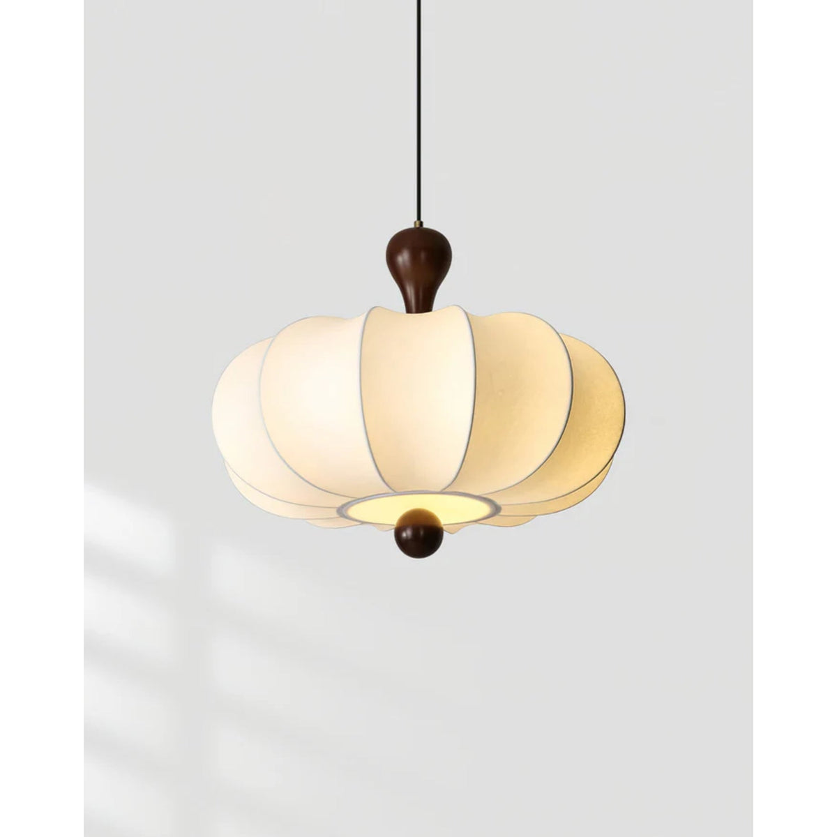 Stoffen hanglamp met houten accent voor eetkamer en keukeneiland – Zacht witte geplooide kap, modern minimalistisch armatuur | Thomler
