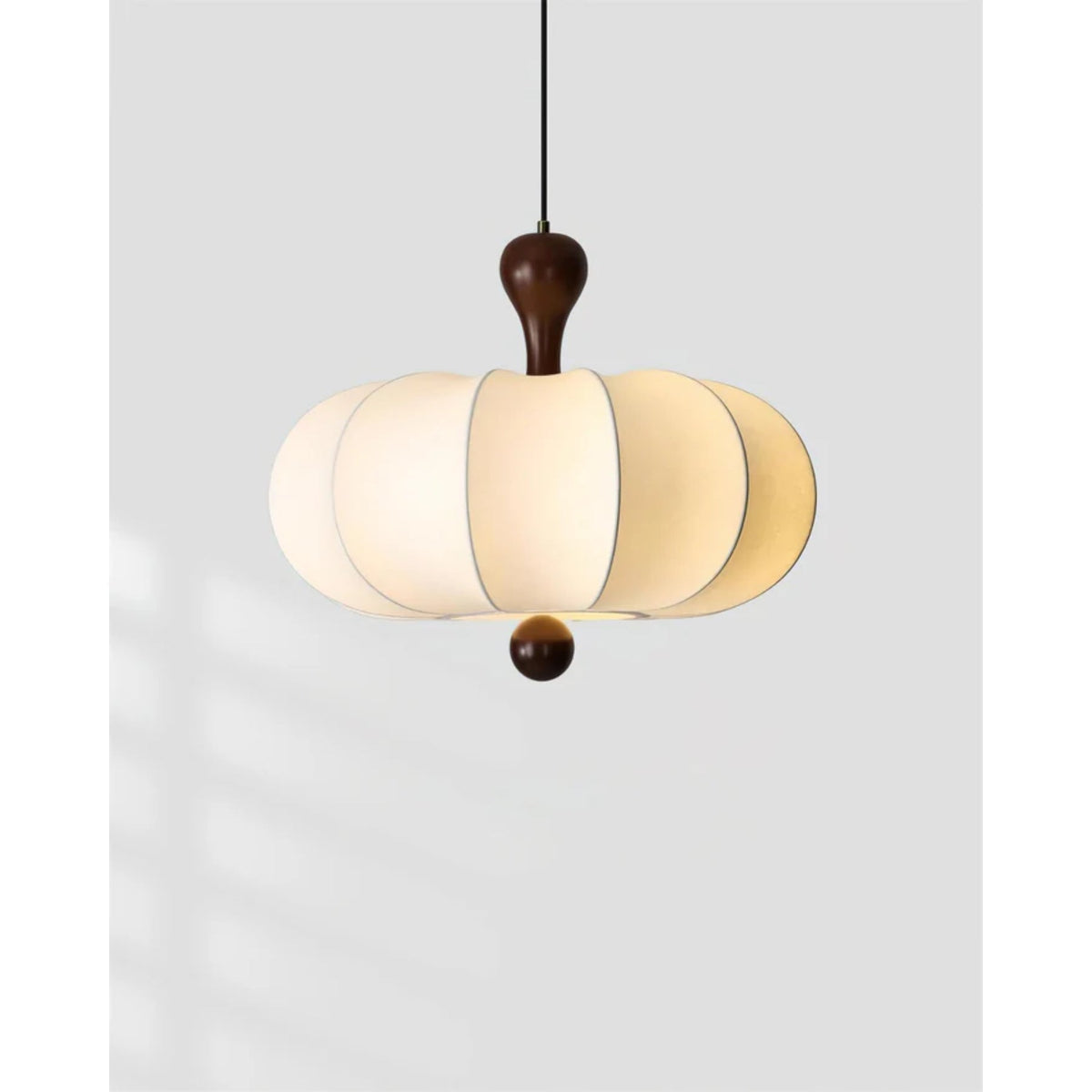 Stoffen hanglamp met houten accent voor eetkamer en keukeneiland – Zacht witte geplooide kap, modern minimalistisch armatuur | Thomler