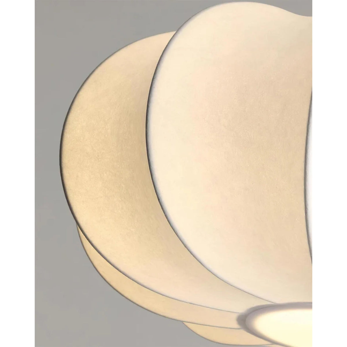Stoffen hanglamp met houten accent voor eetkamer en keukeneiland – Zacht witte geplooide kap, modern minimalistisch armatuur | Thomler