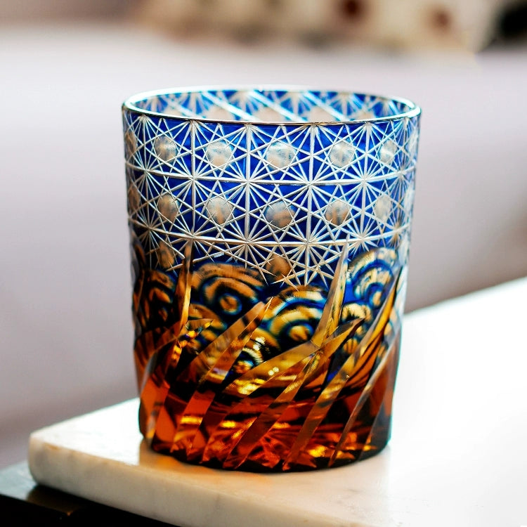 Handgeschliffener Kristallglas-Tumbler für Bourbon & Spirituosen, blau-bernsteinfarbenes Glas mit authentischen japanischen Mustern, geschenkfertige Erinnerungsbox für Sammler | Thomler