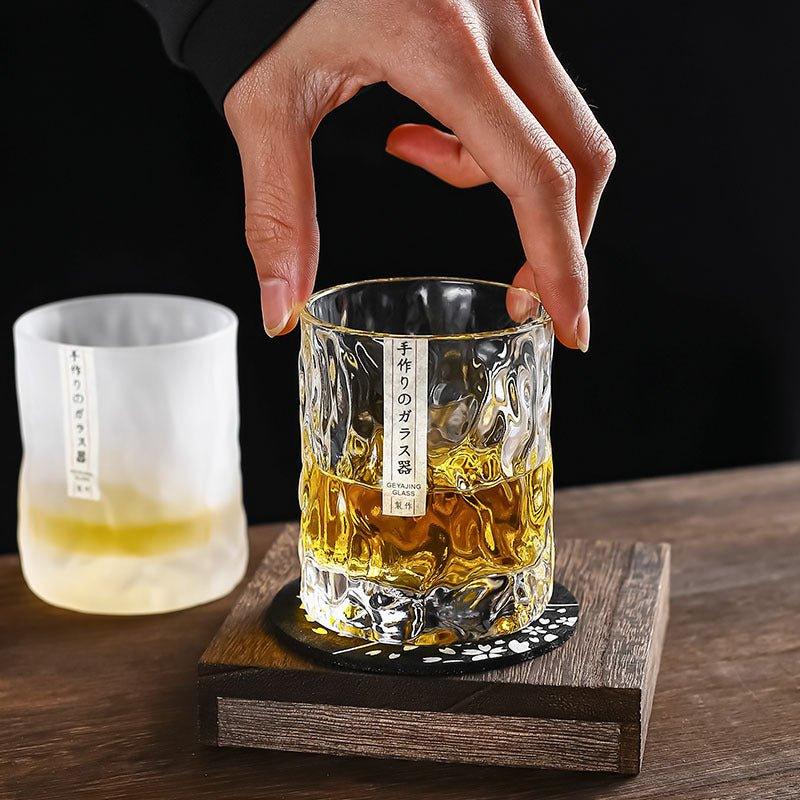 Rocksglas mit geometrisch facettierten Schliffen für Bourbon, Scotch & Cognac | Strukturiertes Kristall-Tumbler-Set mit Holzbox & Untersetzer für die Hausbar | Ol | Thomler