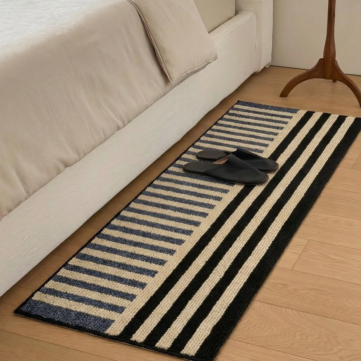 Alfombra tipo corredor a rayas con material textil suave para pasillos y entradas