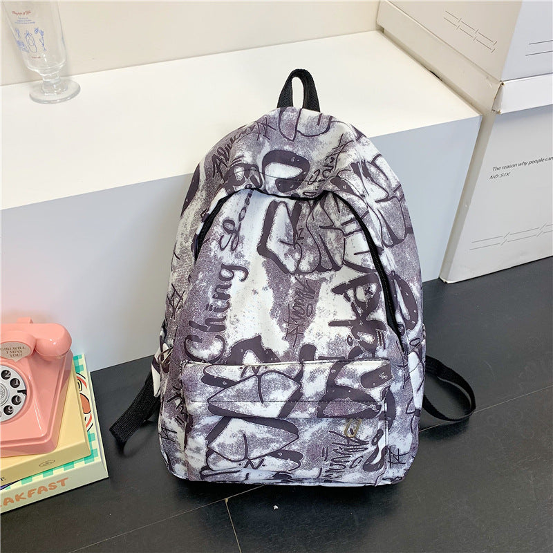 Geräumiger Rucksack mit gepolsterten Trägern und Graffiti-Print, reißfest