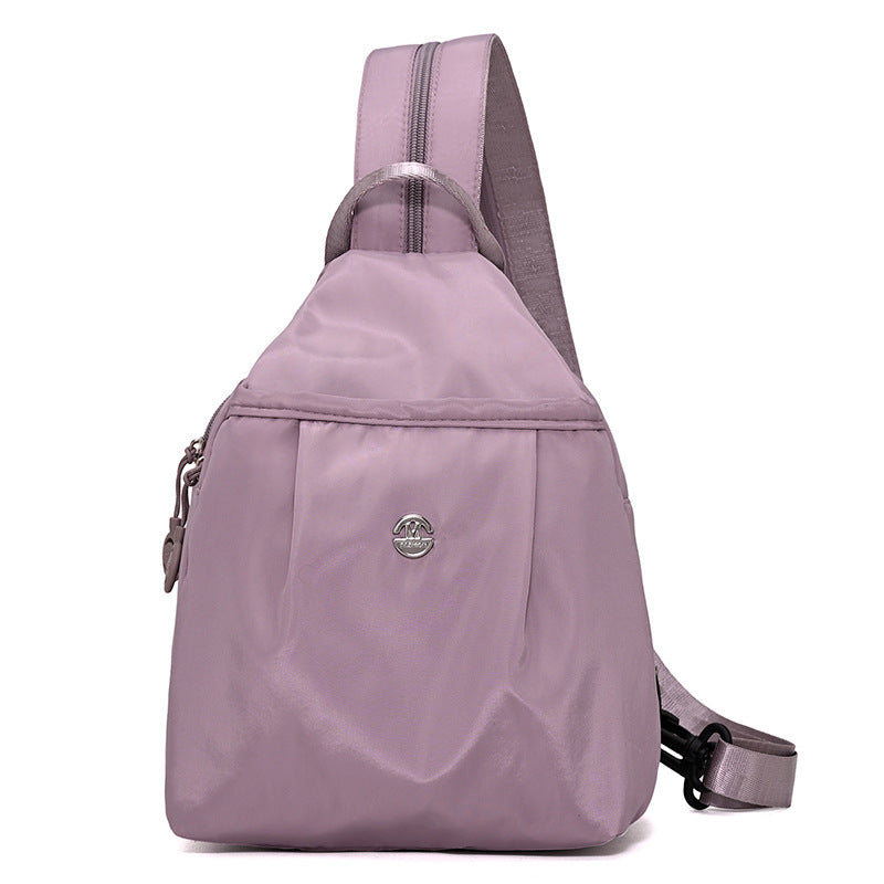 Sling-Rucksack mit verstellbarem Riemen und mehreren Reißverschlussfächern