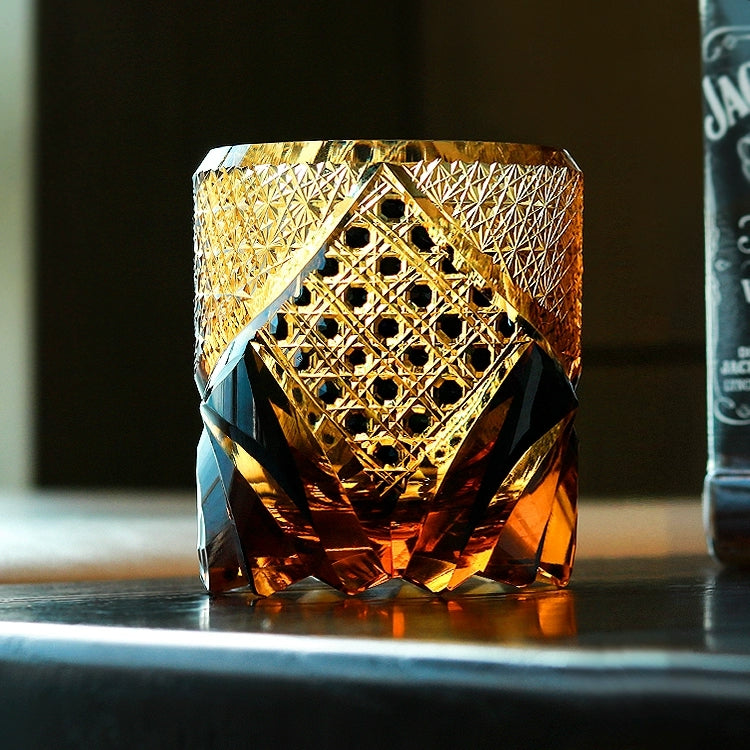 Vaso de whisky de cristal tallado japonés con caja de regalo | Vaso Old Fashioned de color ámbar oscuro grabado a mano para whisky escocés, bourbon y licores | Caballero medieval | Thomler