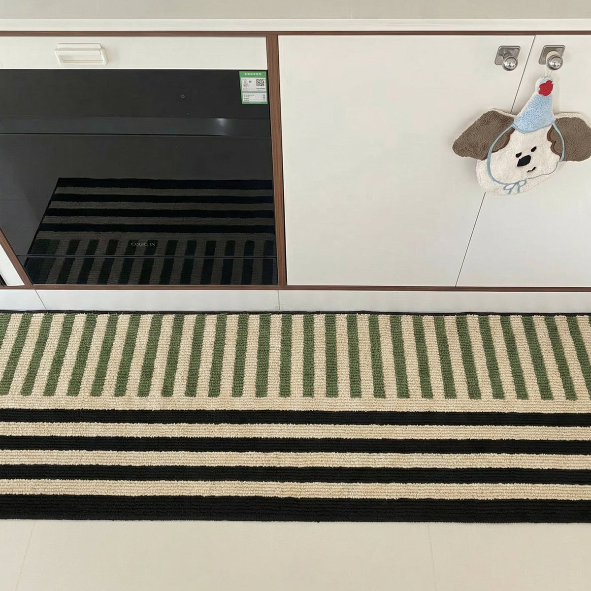 Alfombra tipo corredor a rayas con material textil suave para pasillos y entradas