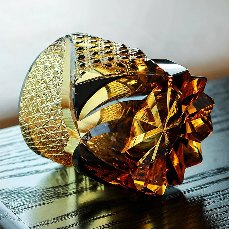 Vaso de whisky de cristal tallado japonés con caja de regalo | Vaso Old Fashioned de color ámbar oscuro grabado a mano para whisky escocés, bourbon y licores | Caballero medieval | Thomler