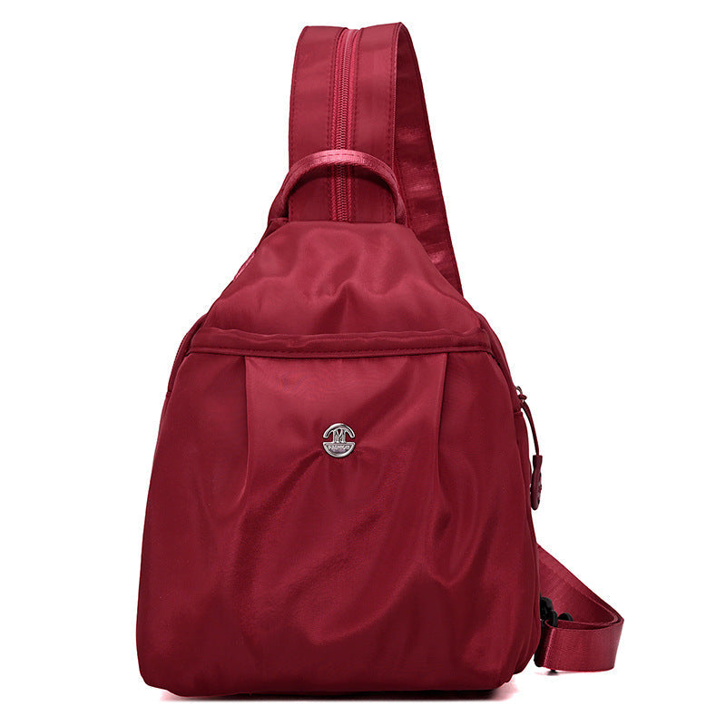 Sling-Rucksack mit verstellbarem Riemen und mehreren Reißverschlussfächern