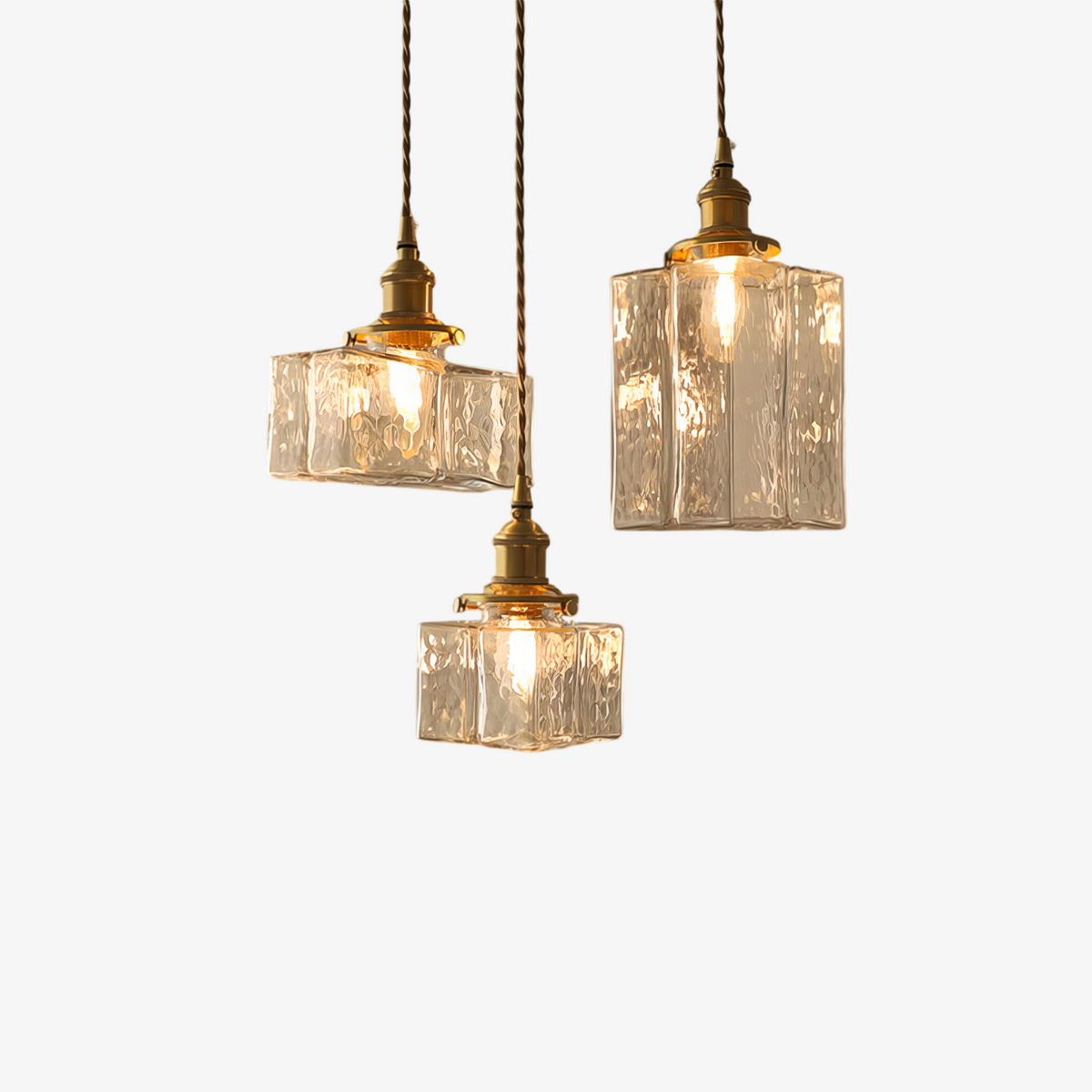 Hanglamp met geribbelde glazen bol en messing accenten voor eetkamers en entrees | Thomler