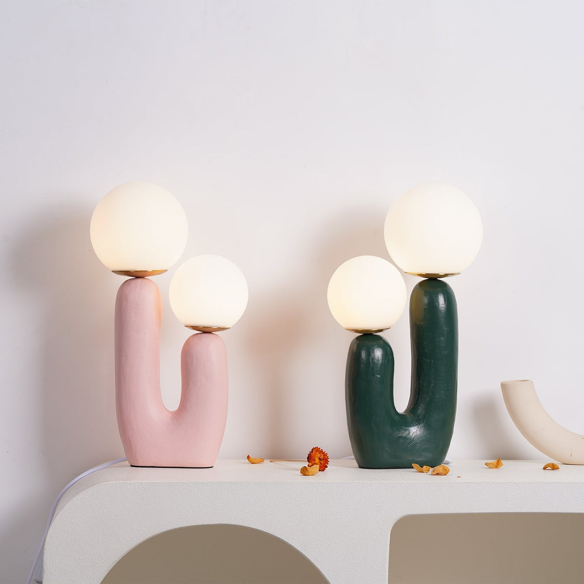 Hedendaagse G9 nachtkastlamp met glazen kap, 25 cm diameter, sculpturale polymeer bureaulamp voor thuiskantoor, slaapkamer, nachtkastje en lezen | Thomler