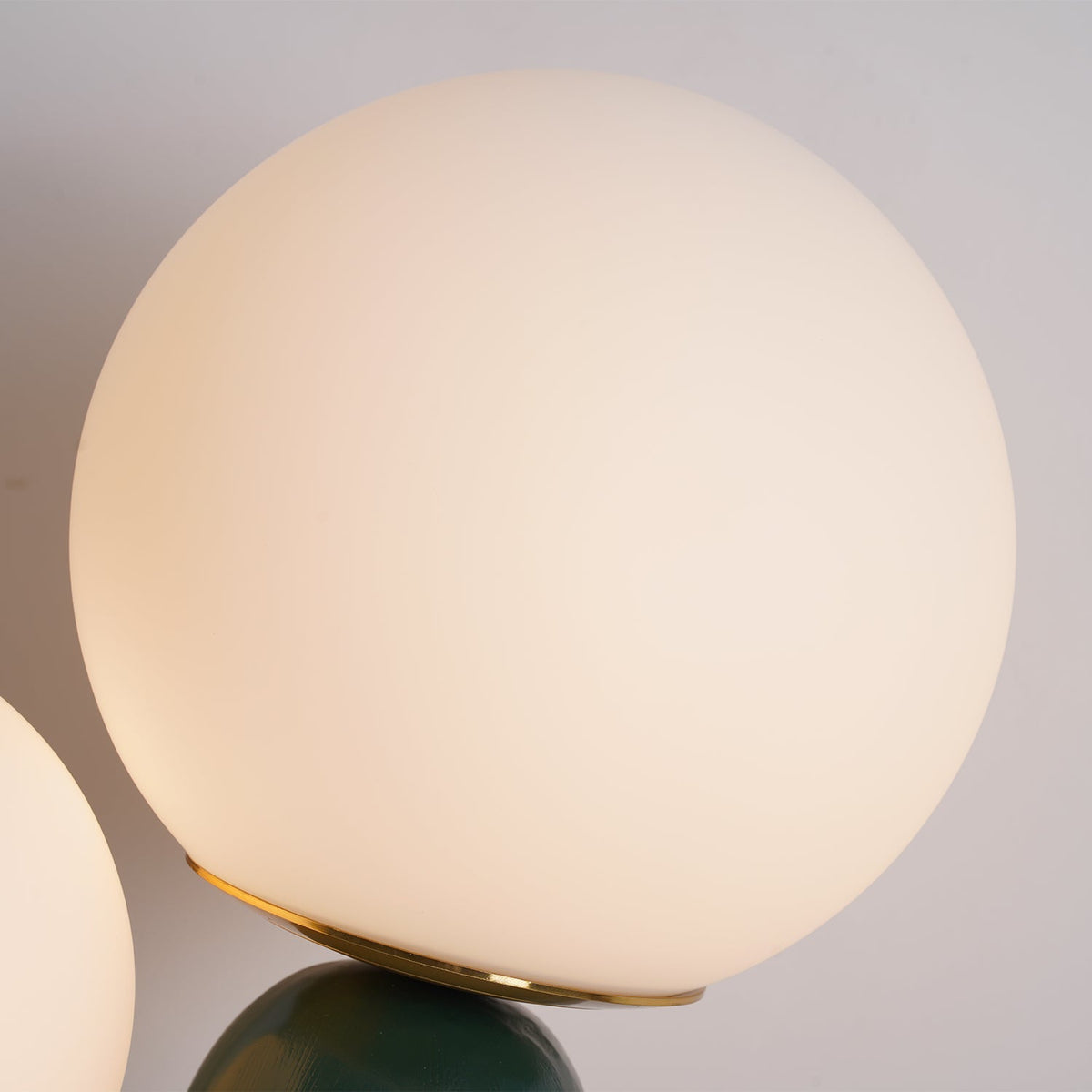 Hedendaagse G9 nachtkastlamp met glazen kap, 25 cm diameter, sculpturale polymeer bureaulamp voor thuiskantoor, slaapkamer, nachtkastje en lezen | Thomler