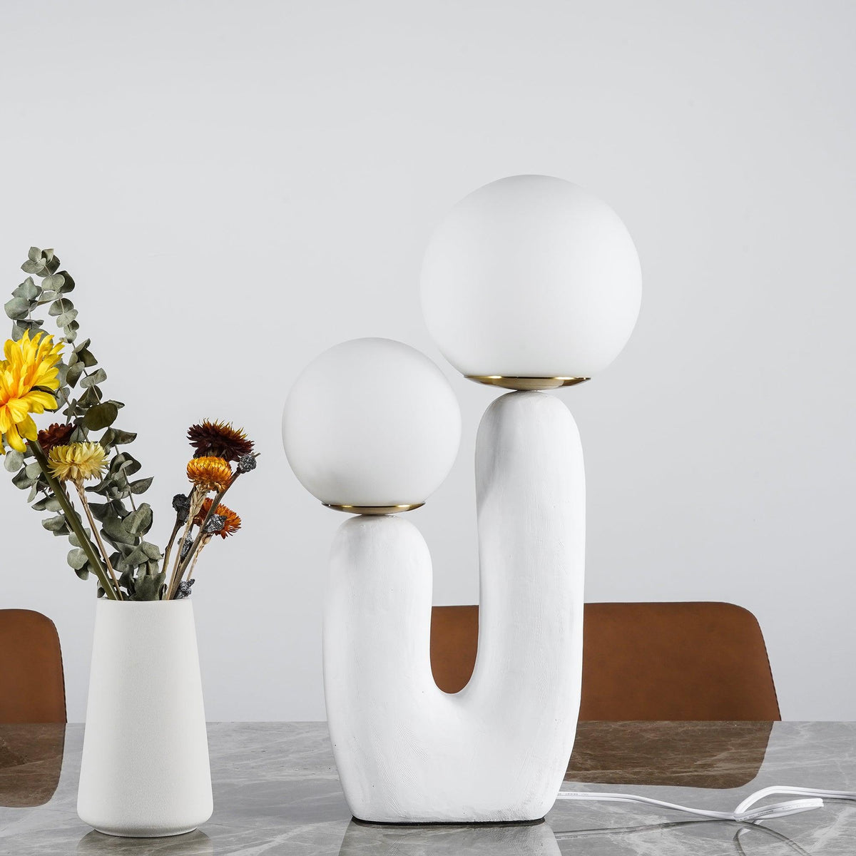 Hedendaagse G9 nachtkastlamp met glazen kap, 25 cm diameter, sculpturale polymeer bureaulamp voor thuiskantoor, slaapkamer, nachtkastje en lezen | Thomler