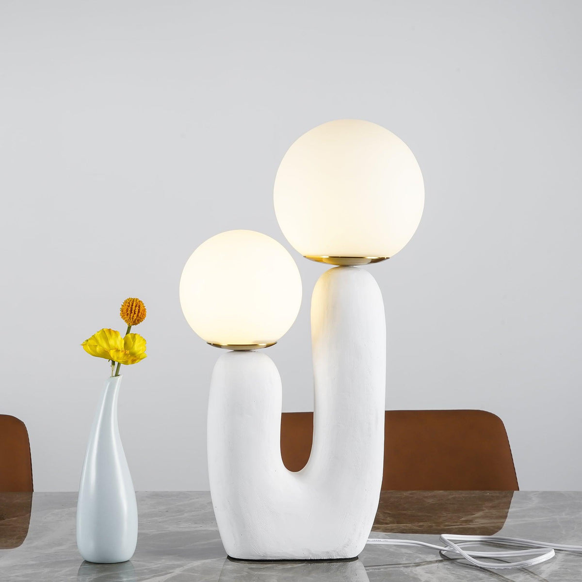 Hedendaagse G9 nachtkastlamp met glazen kap, 25 cm diameter, sculpturale polymeer bureaulamp voor thuiskantoor, slaapkamer, nachtkastje en lezen | Thomler