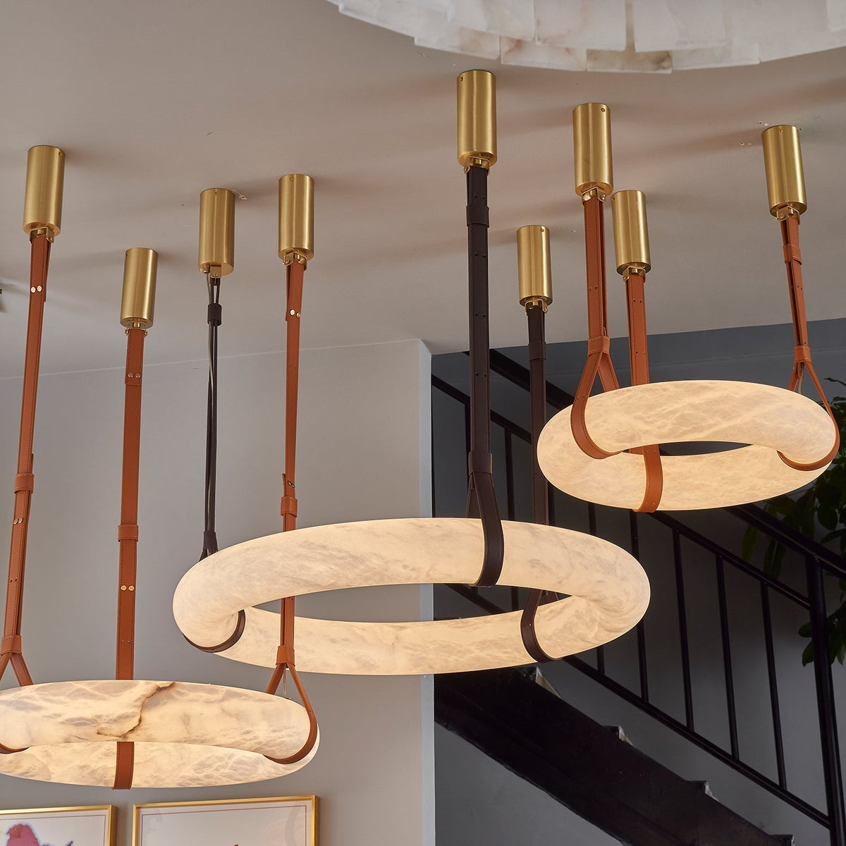 LED-Ring-Deckenleuchte aus Alabaster – Verstellbarer Halo-Kronleuchter für offene Essbereiche, große Wohnräume & Gastronomie – 120 cm Kreis-Hängeleuchte | Thomler
