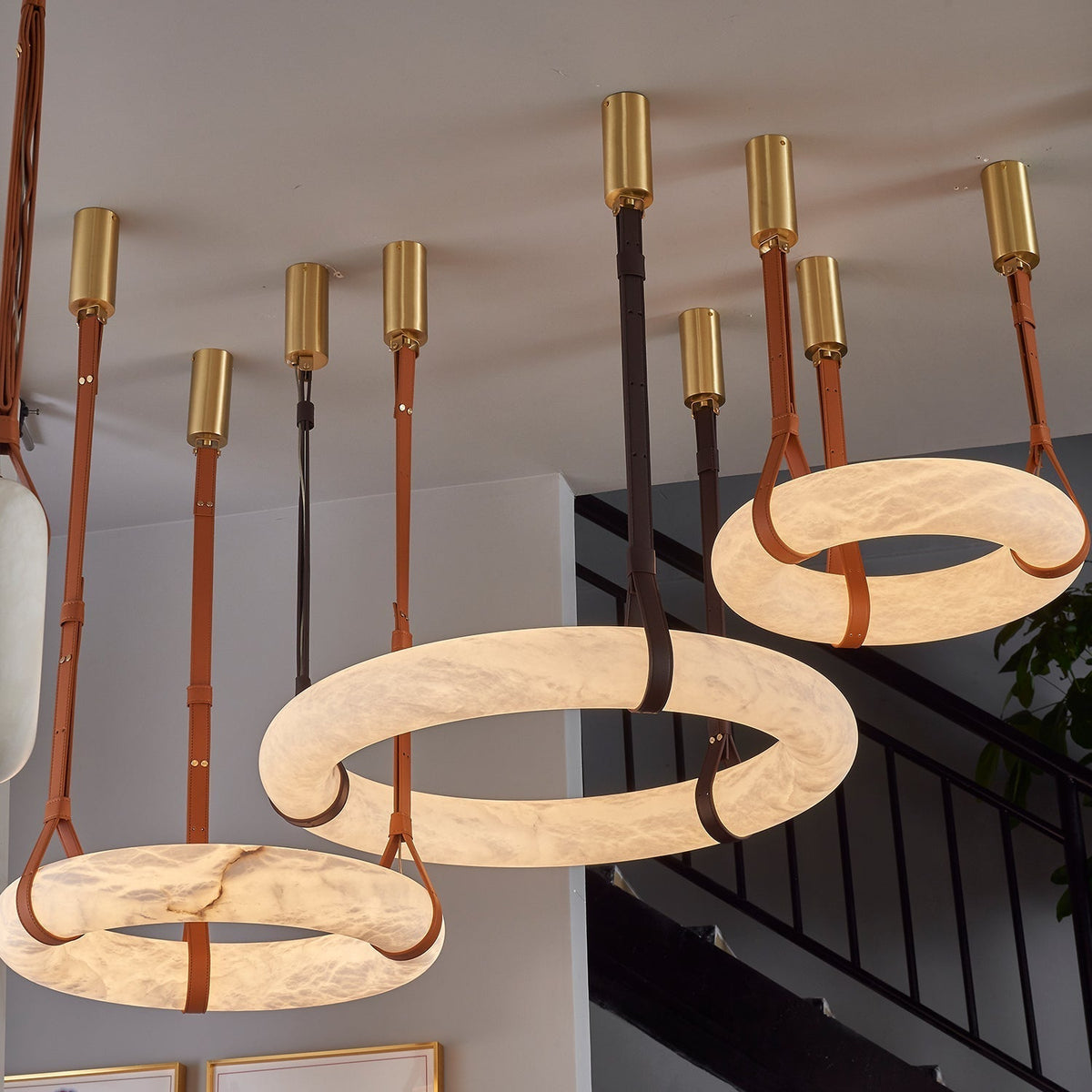 LED-Ring-Deckenleuchte aus Alabaster – Verstellbarer Halo-Kronleuchter für offene Essbereiche, große Wohnräume & Gastronomie – 120 cm Kreis-Hängeleuchte | Thomler