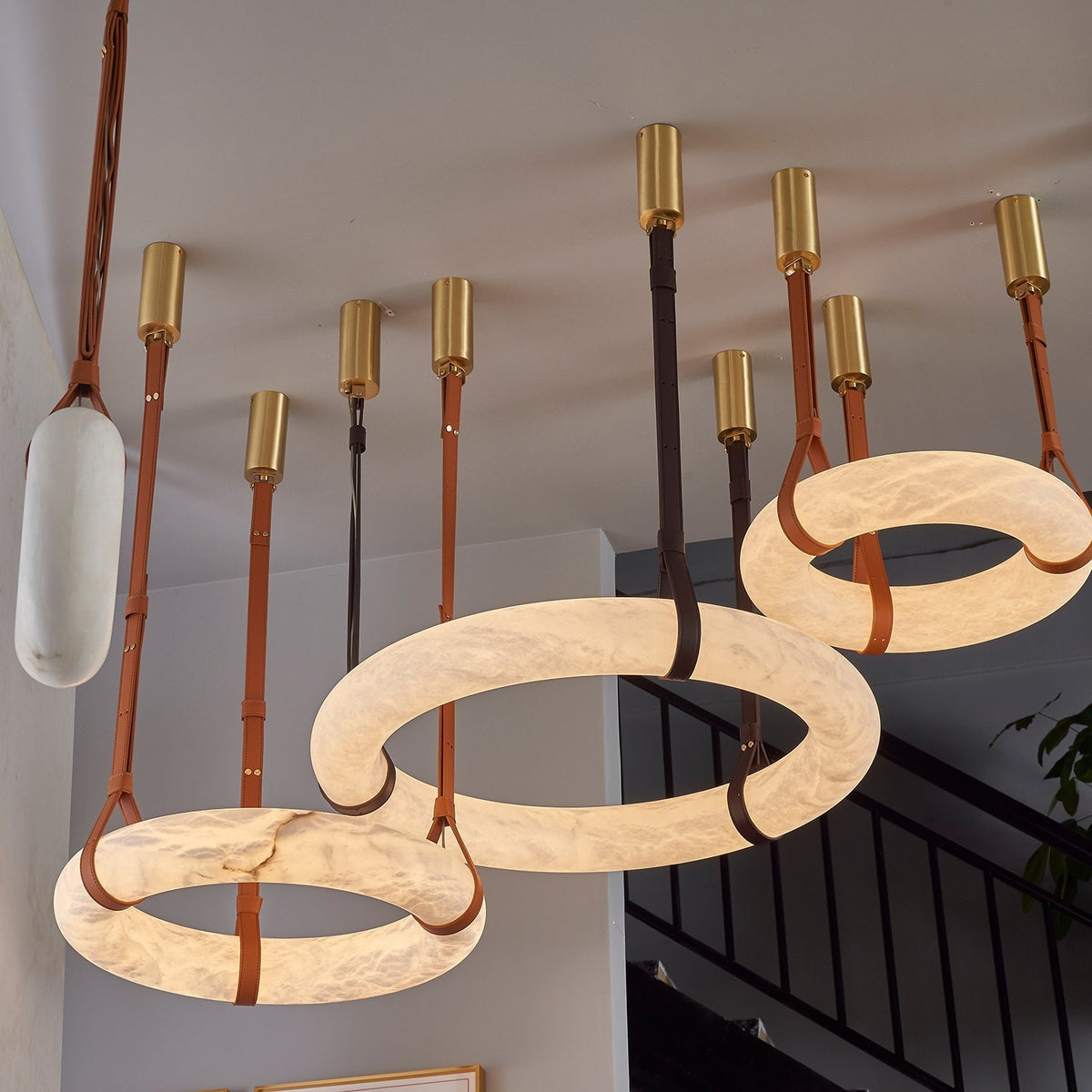 LED-Ring-Deckenleuchte aus Alabaster – Verstellbarer Halo-Kronleuchter für offene Essbereiche, große Wohnräume & Gastronomie – 120 cm Kreis-Hängeleuchte | Thomler