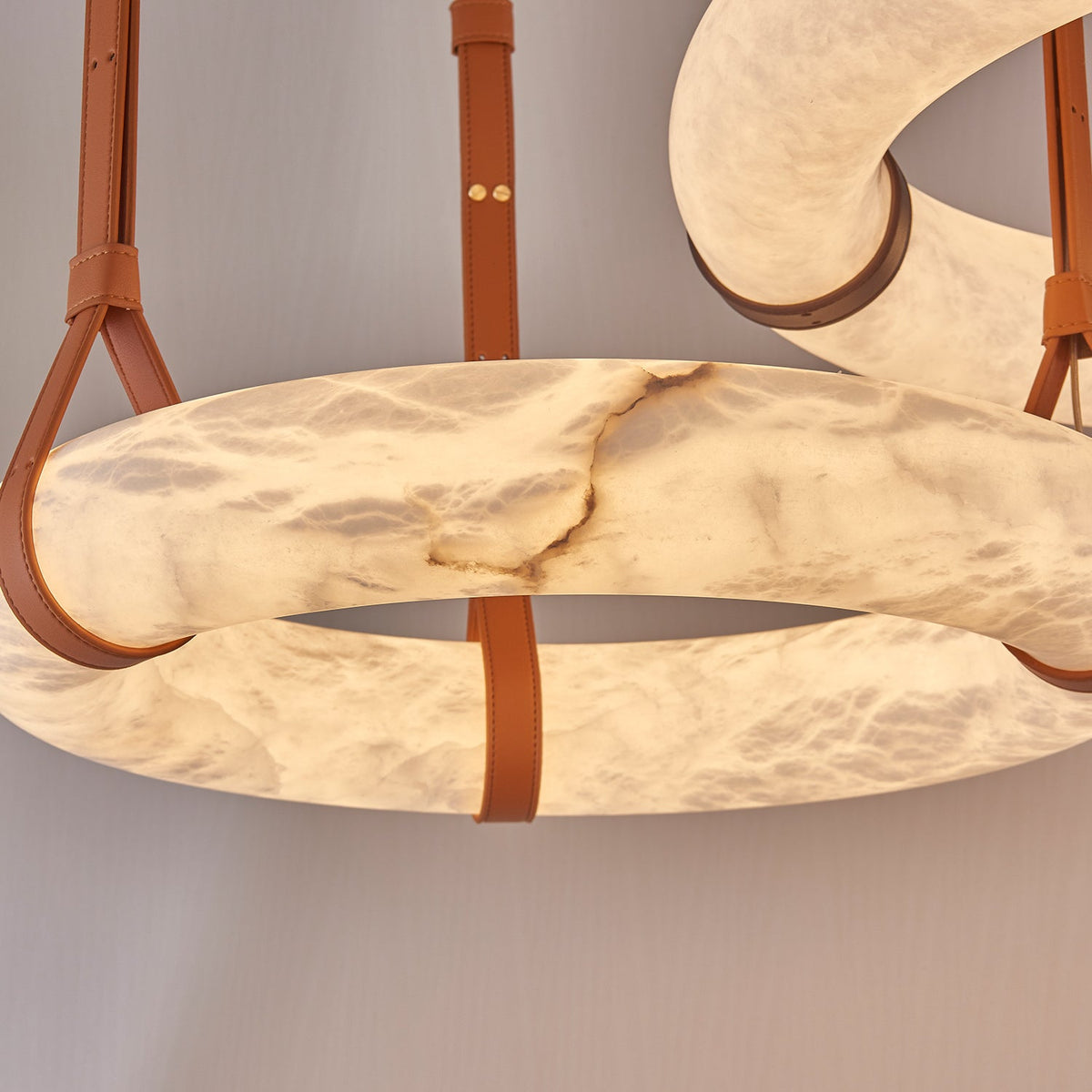 LED-Ring-Deckenleuchte aus Alabaster – Verstellbarer Halo-Kronleuchter für offene Essbereiche, große Wohnräume & Gastronomie – 120 cm Kreis-Hängeleuchte | Thomler
