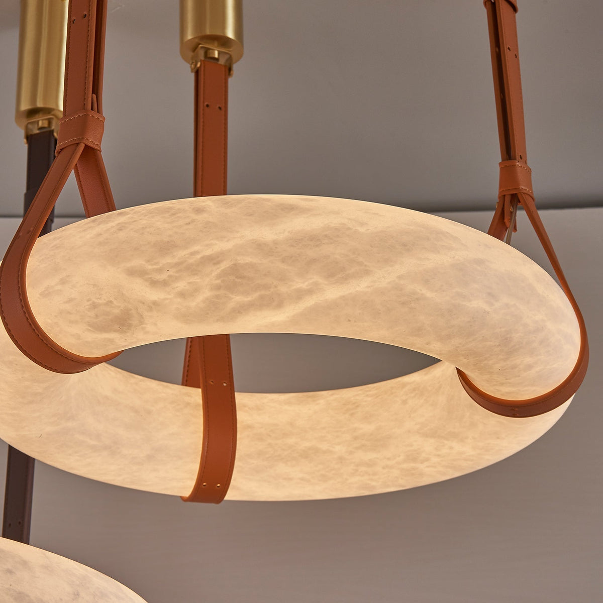 LED-Ring-Deckenleuchte aus Alabaster – Verstellbarer Halo-Kronleuchter für offene Essbereiche, große Wohnräume & Gastronomie – 120 cm Kreis-Hängeleuchte | Thomler