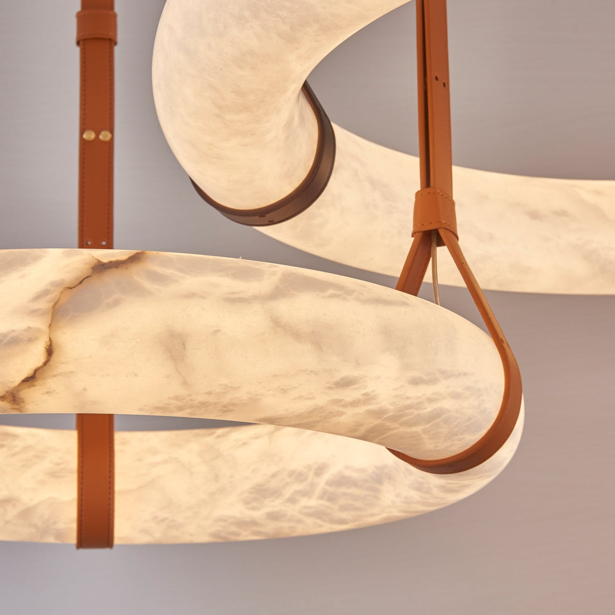 LED-Ring-Deckenleuchte aus Alabaster – Verstellbarer Halo-Kronleuchter für offene Essbereiche, große Wohnräume & Gastronomie – 120 cm Kreis-Hängeleuchte | Thomler