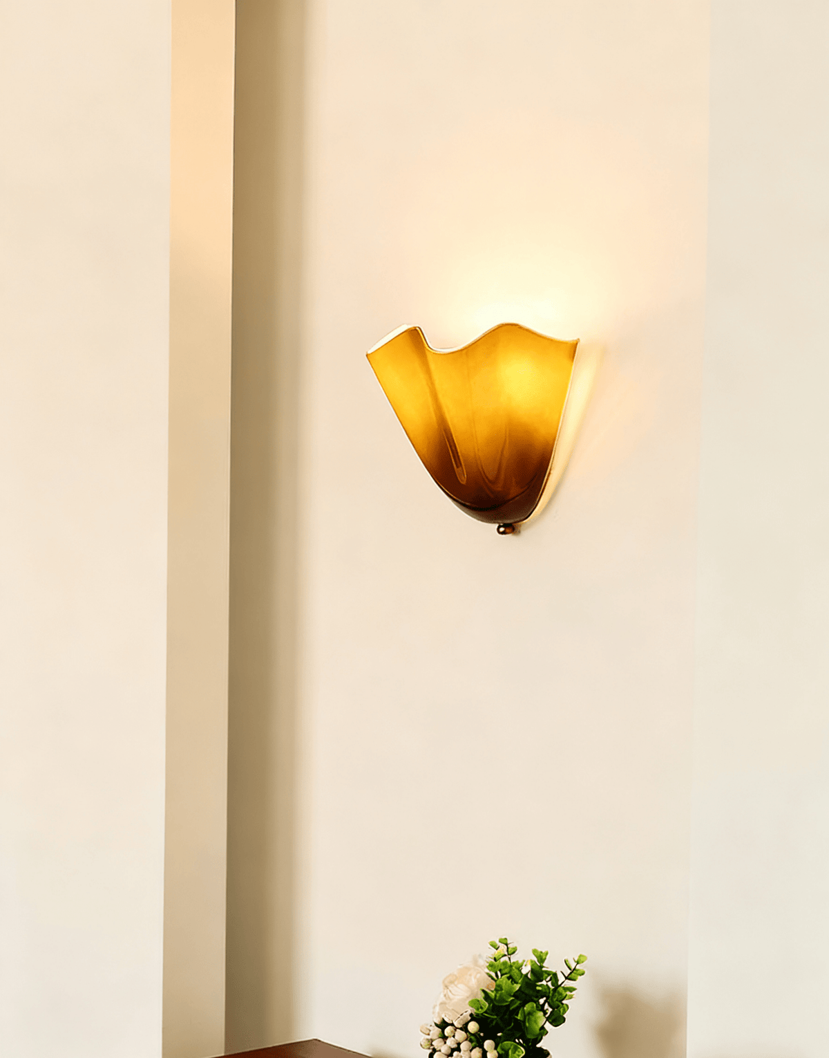 Aplique de pared para interiores con pantalla de vidrio escultural en tonos cálidos – Estructura metálica compatible con LED – Acento de pared para dormitorios, pasillos y salas de estar | Thomler