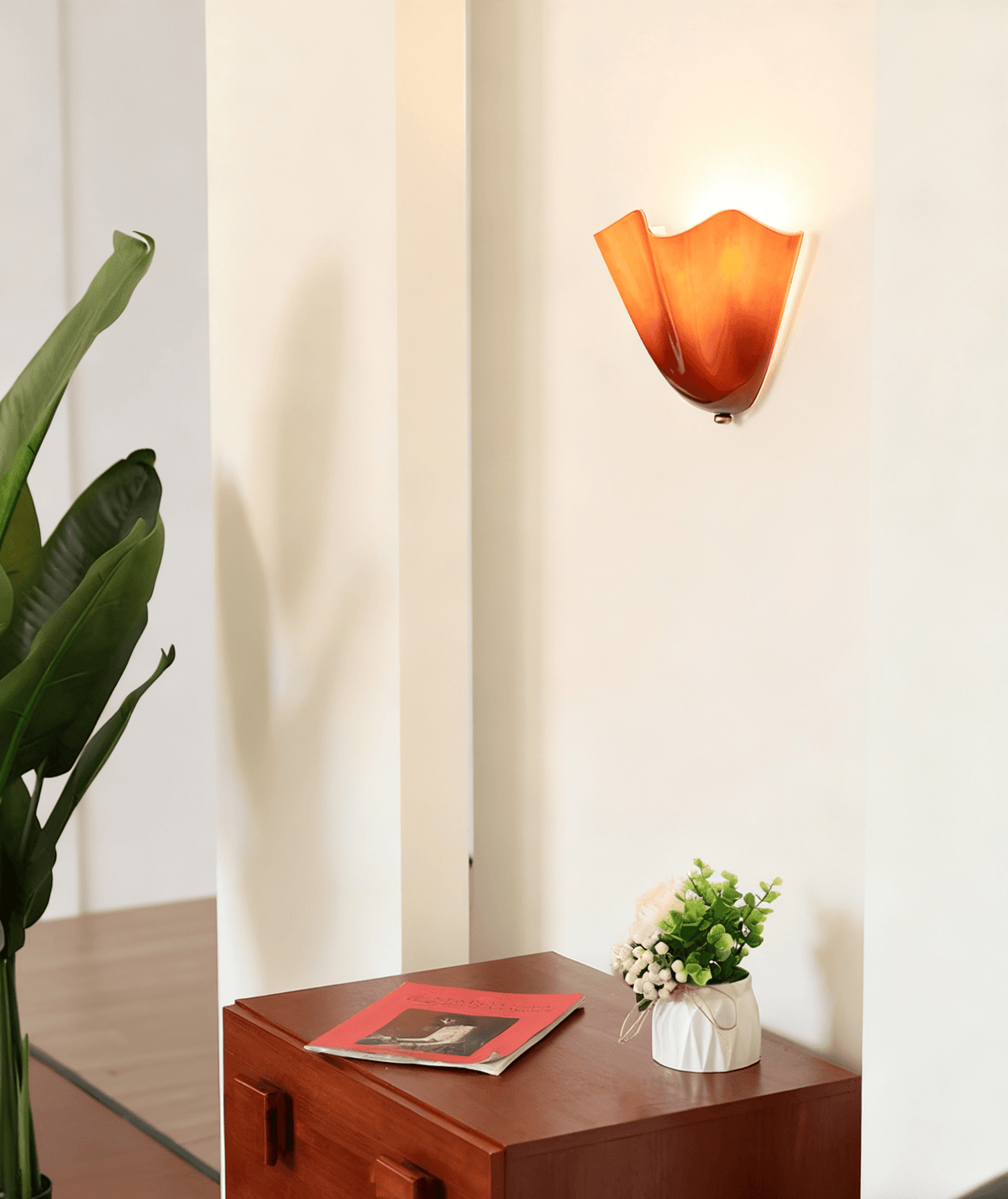 Aplique de pared para interiores con pantalla de vidrio escultural en tonos cálidos – Estructura metálica compatible con LED – Acento de pared para dormitorios, pasillos y salas de estar | Thomler