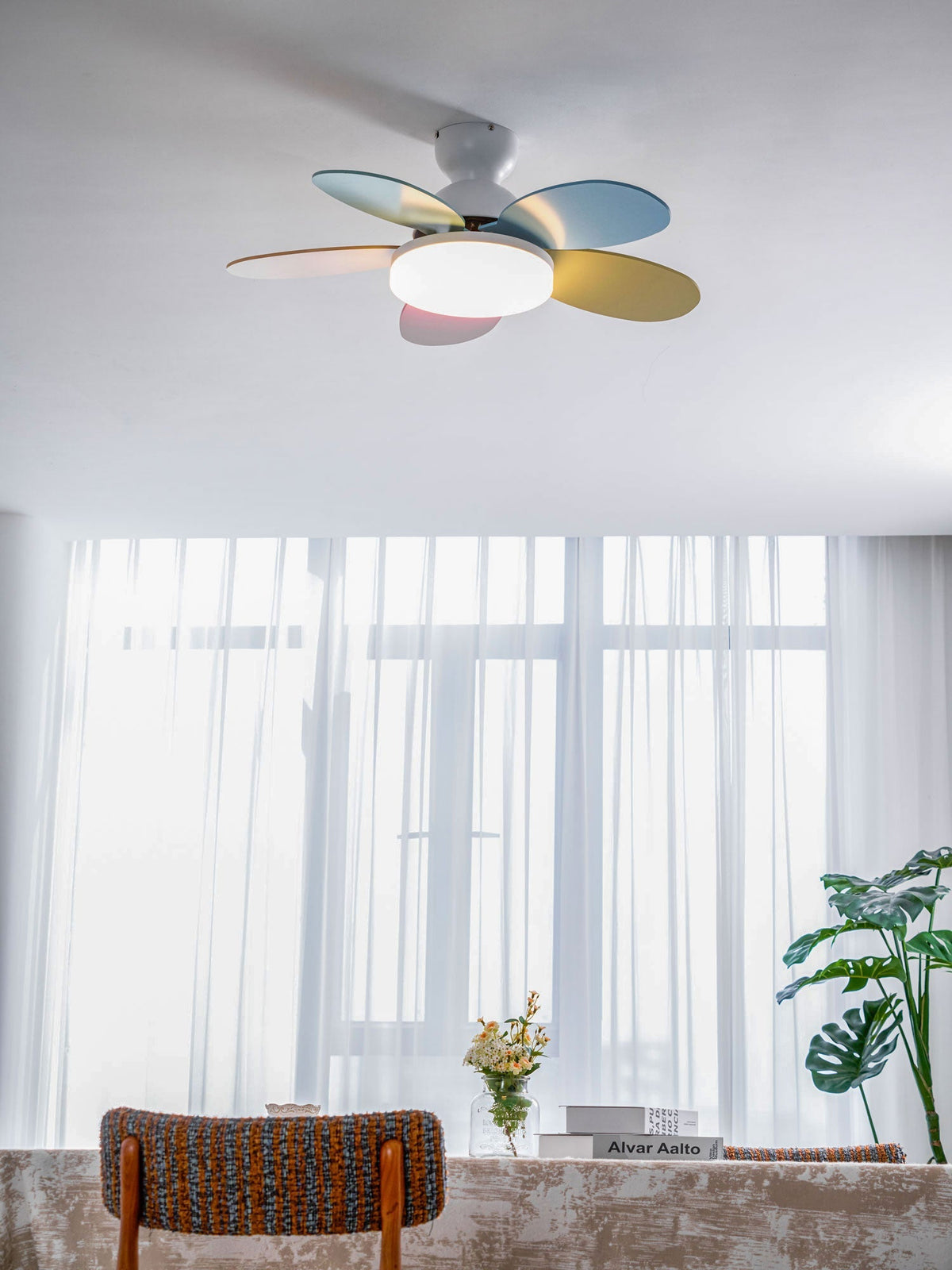 Ventilador de techo para interiores con luz LED, 35 pulgadas, aspas de madera con diseño curvo, 6 velocidades, control remoto, motor de CC para sala de estar, dormitorio, comedor, gris