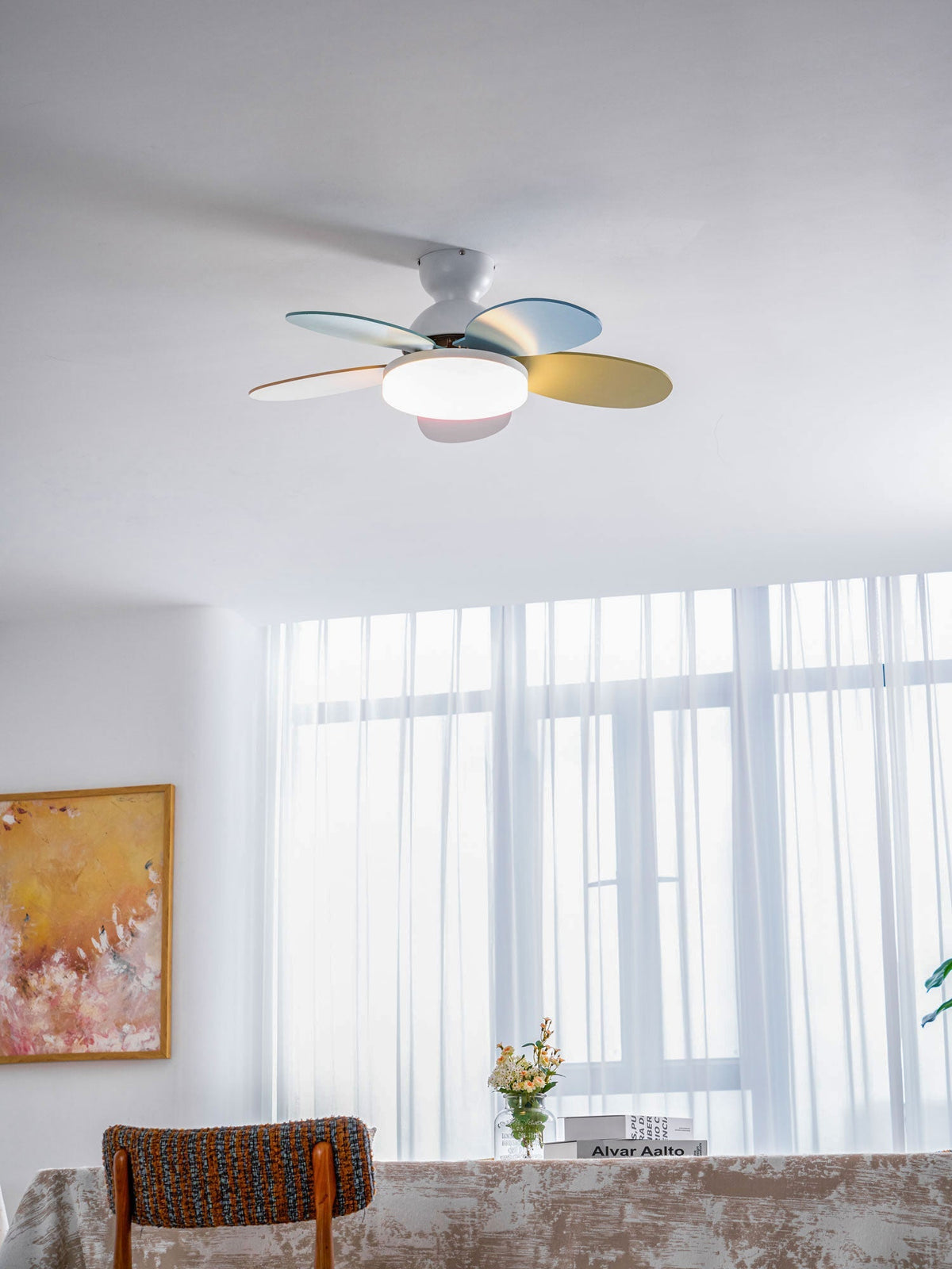 Ventilador de techo para interiores con luz LED, 35 pulgadas, aspas de madera con diseño curvo, 6 velocidades, control remoto, motor de CC para sala de estar, dormitorio, comedor, gris