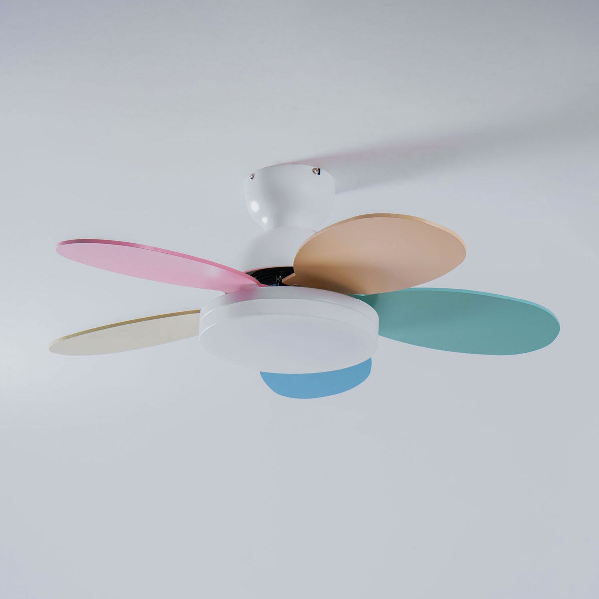 Ventilador de techo para interiores con luz LED, 35 pulgadas, aspas de madera con diseño curvo, 6 velocidades, control remoto, motor de CC para sala de estar, dormitorio, comedor, gris