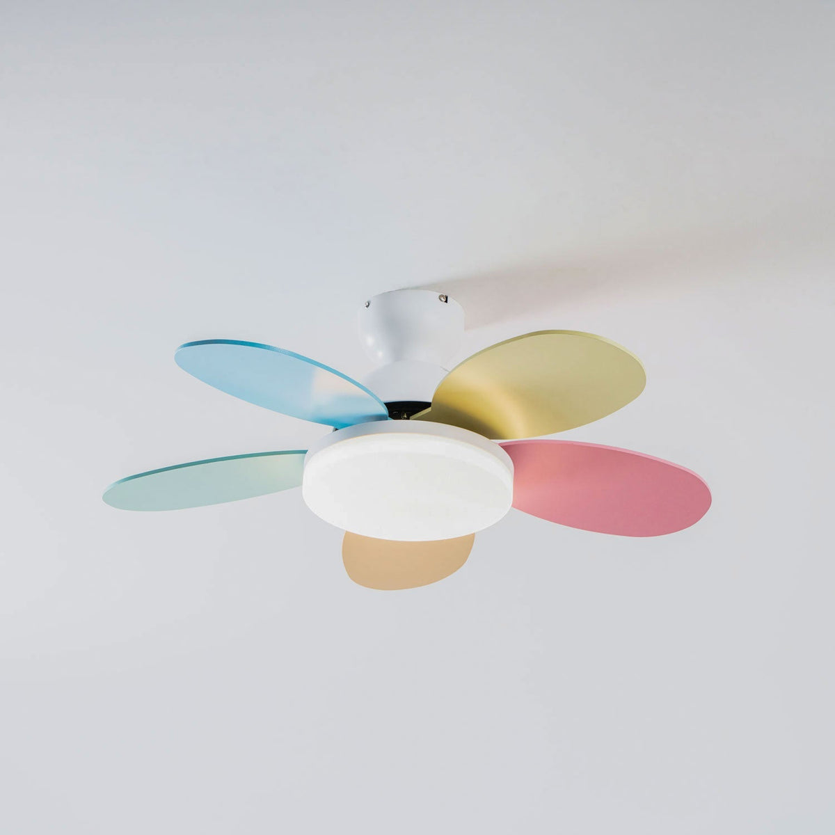 Ventilador de techo para interiores con luz LED, 35 pulgadas, aspas de madera con diseño curvo, 6 velocidades, control remoto, motor de CC para sala de estar, dormitorio, comedor, gris