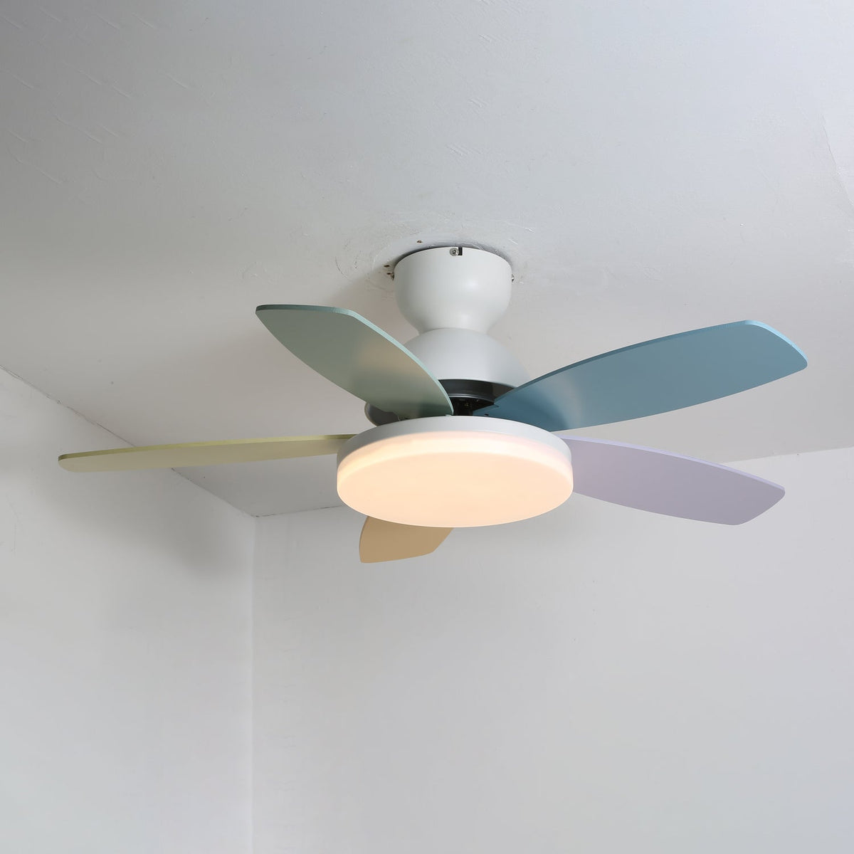 Ventilador de techo para interiores con luz LED, 35 pulgadas, aspas de madera con diseño curvo, 6 velocidades, control remoto, motor de CC para sala de estar, dormitorio, comedor, gris