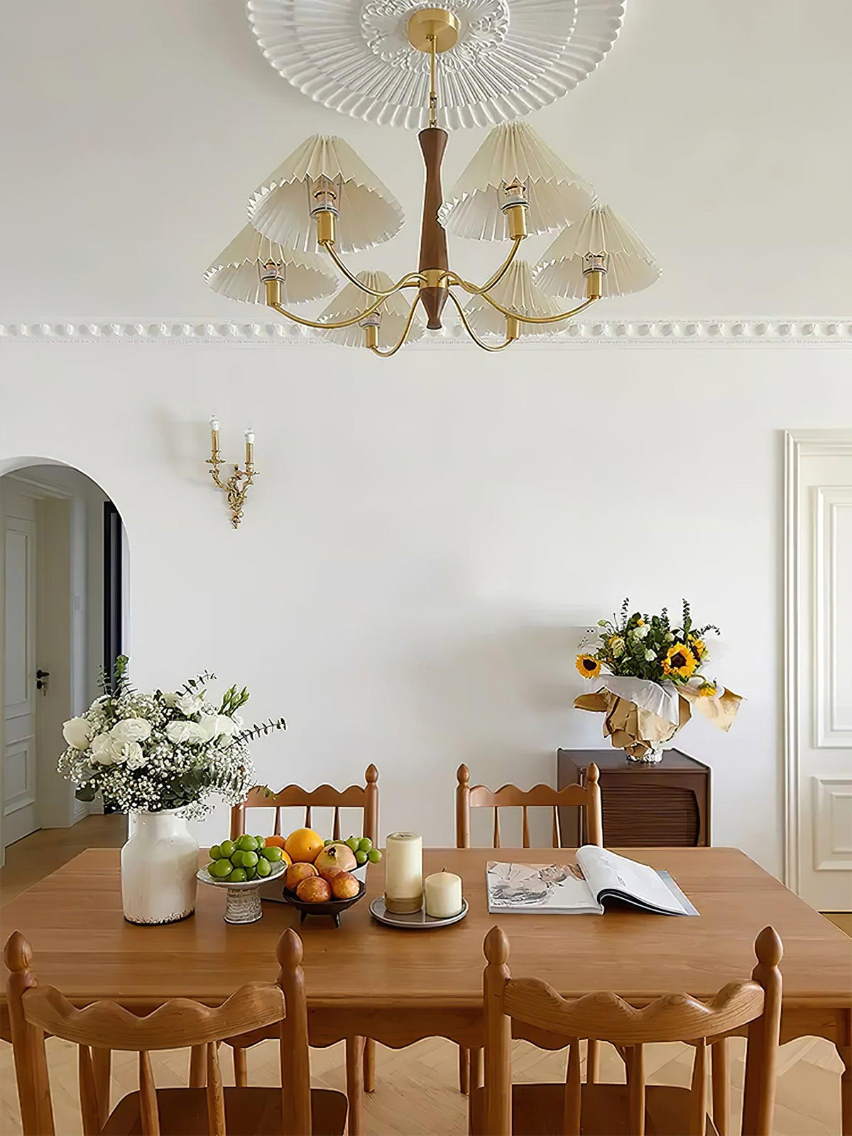 Overheadstoffen kaparmatuur met gebogen armen voor eettafels & open keukens – Essenhout & ijzeren frame met verstelbare ketting in beige | Thomler