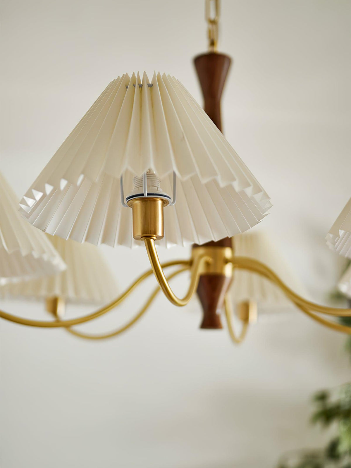 Overheadstoffen kaparmatuur met gebogen armen voor eettafels & open keukens – Essenhout & ijzeren frame met verstelbare ketting in beige | Thomler
