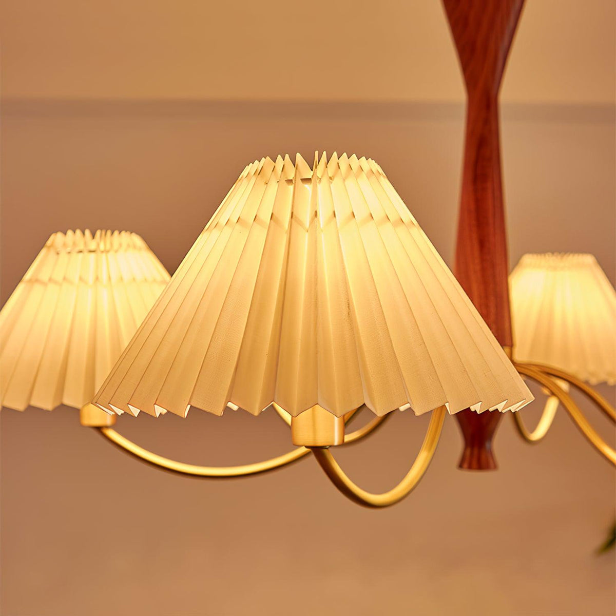 Overheadstoffen kaparmatuur met gebogen armen voor eettafels & open keukens – Essenhout & ijzeren frame met verstelbare ketting in beige | Thomler