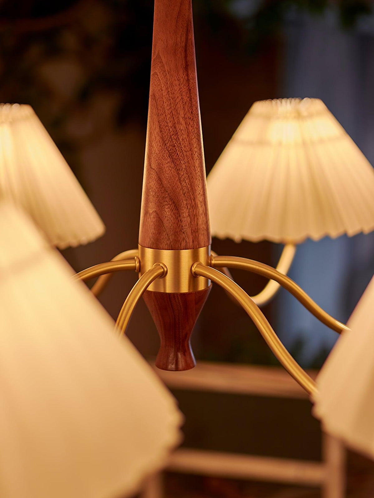 Overheadstoffen kaparmatuur met gebogen armen voor eettafels & open keukens – Essenhout & ijzeren frame met verstelbare ketting in beige | Thomler
