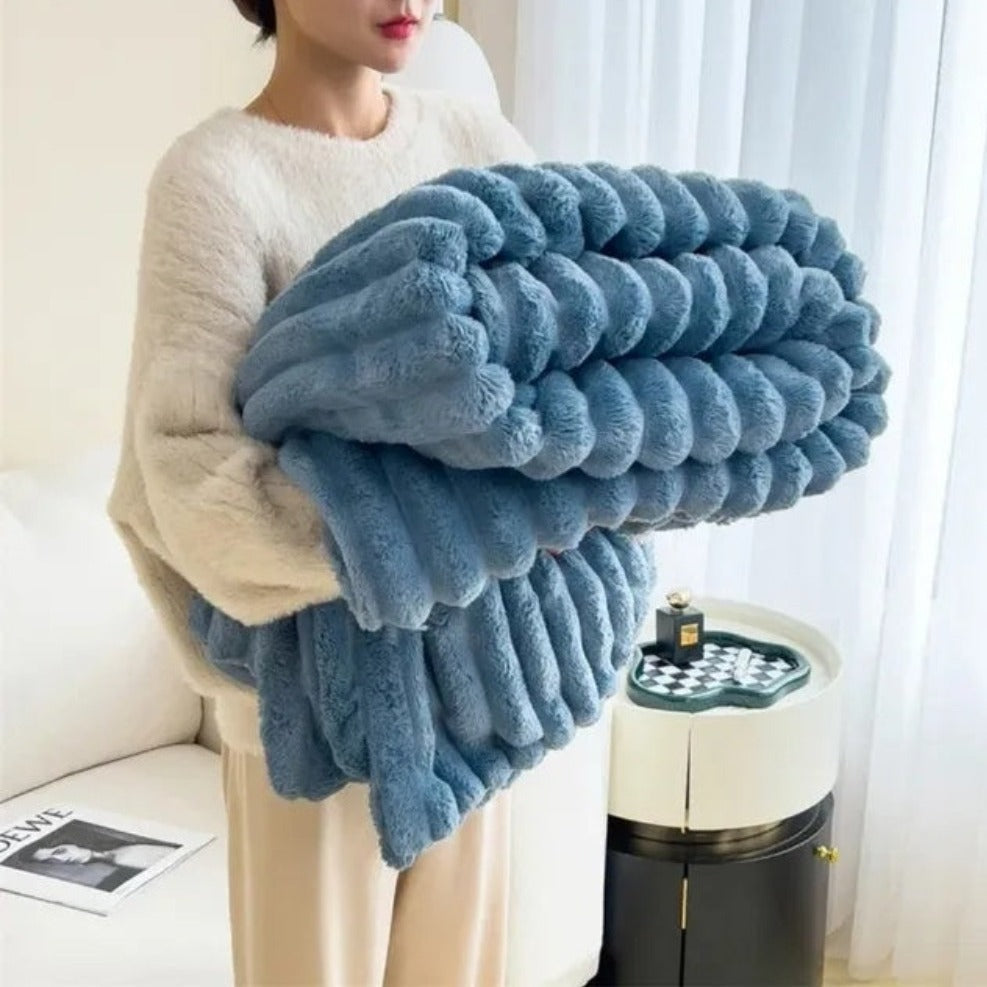 Gerippte Fleece-Wohndecke – Strukturierte Wärmedecke für Sofa, Bett & Reisen