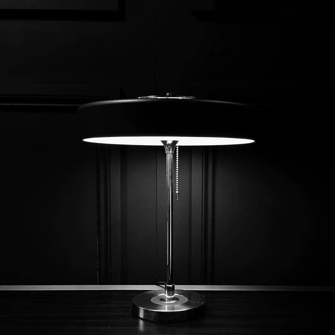 Lámpara de lectura de noche con pantalla de metal y difusor acrílico para escritorio, mesita de noche, oficina, dormitorio y decoración de estudio, interruptor de cadena, luz cálida | Thomler
