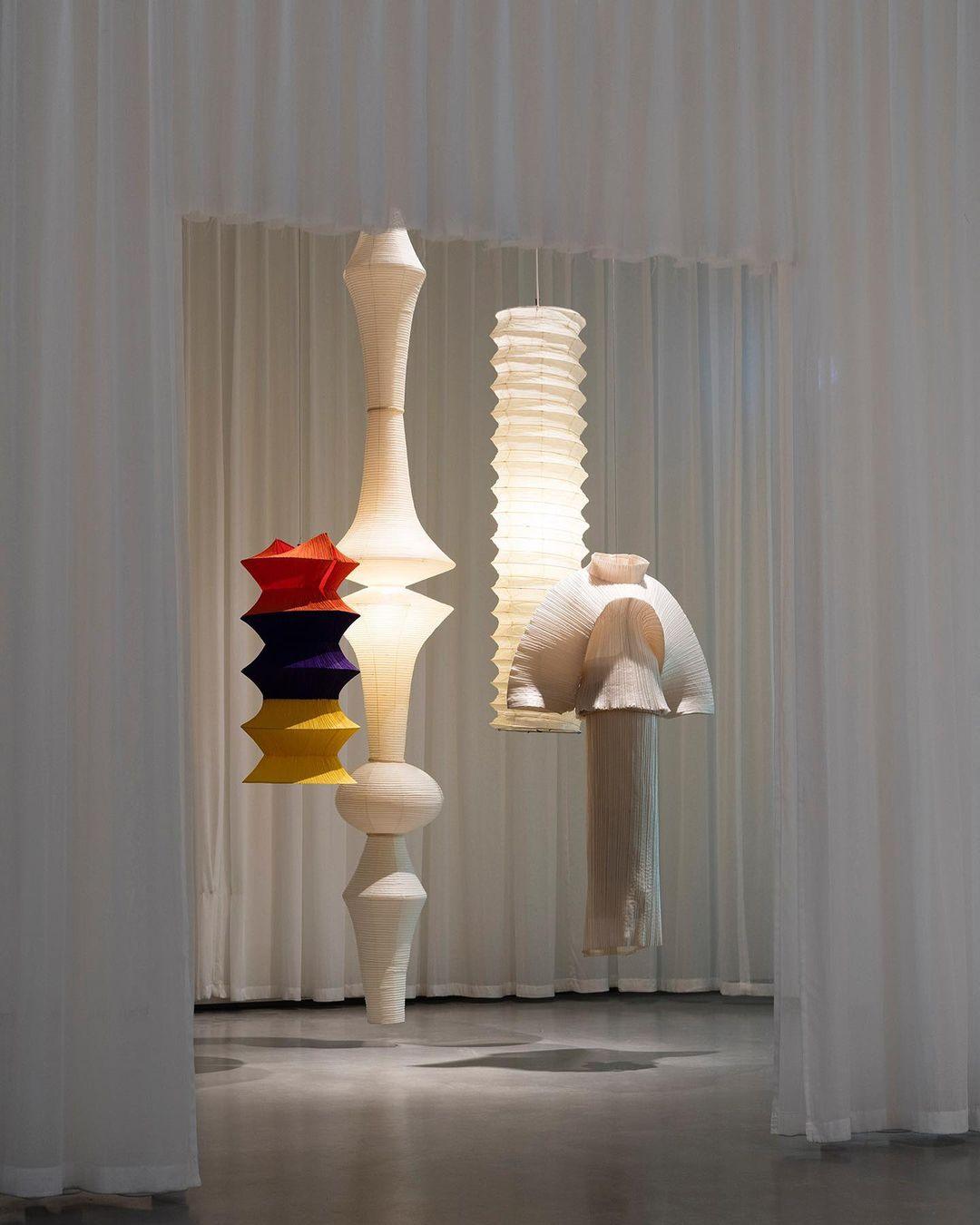Lámpara de techo artesanal de papel con pantalla cilíndrica blanca, luminaria colgante con casquillo E26/E27 para dormitorio, sala de estar y comedor, luz ambiental moderna | Thomler