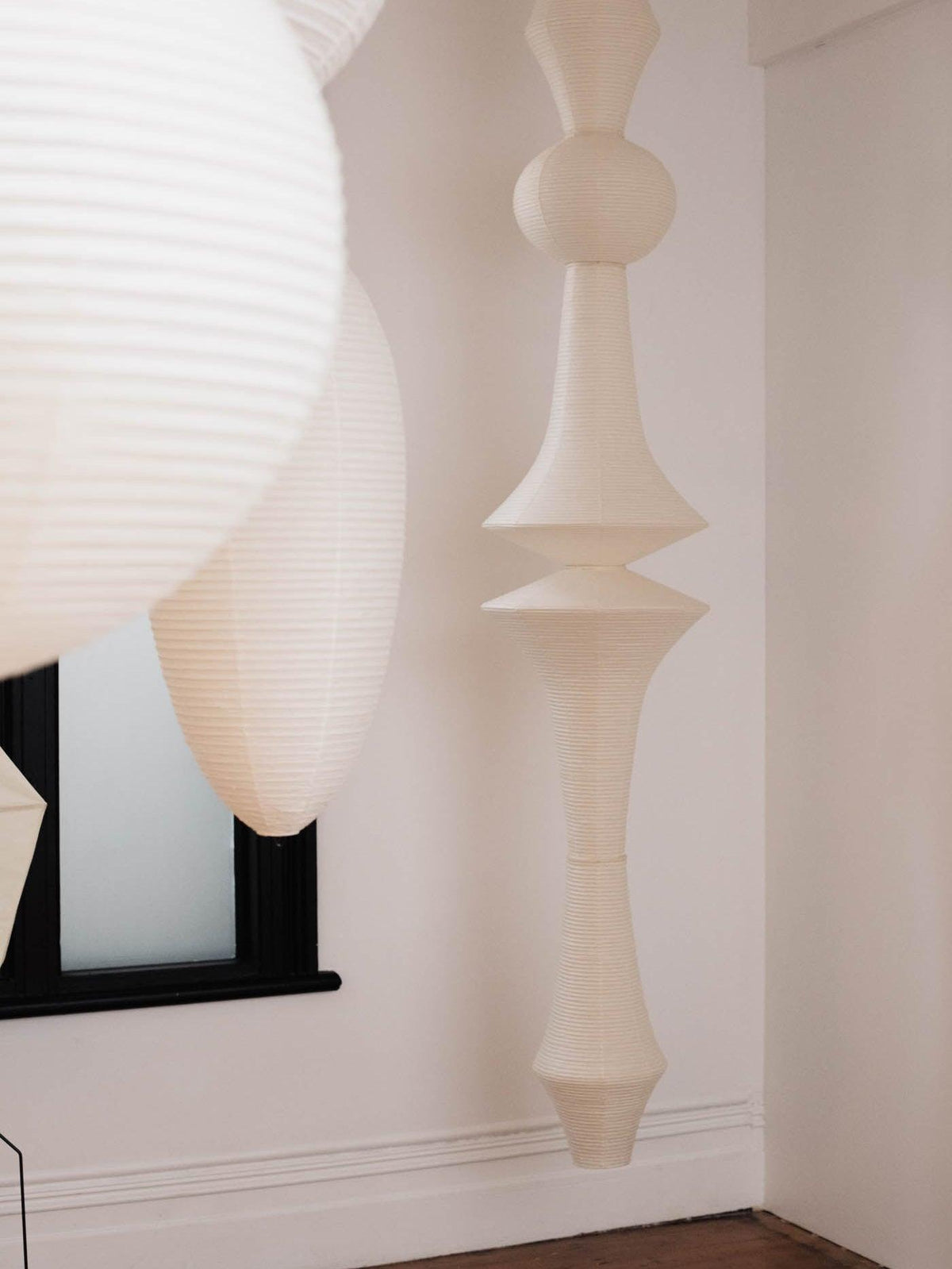 Lámpara de techo artesanal de papel con pantalla cilíndrica blanca, luminaria colgante con casquillo E26/E27 para dormitorio, sala de estar y comedor, luz ambiental moderna | Thomler