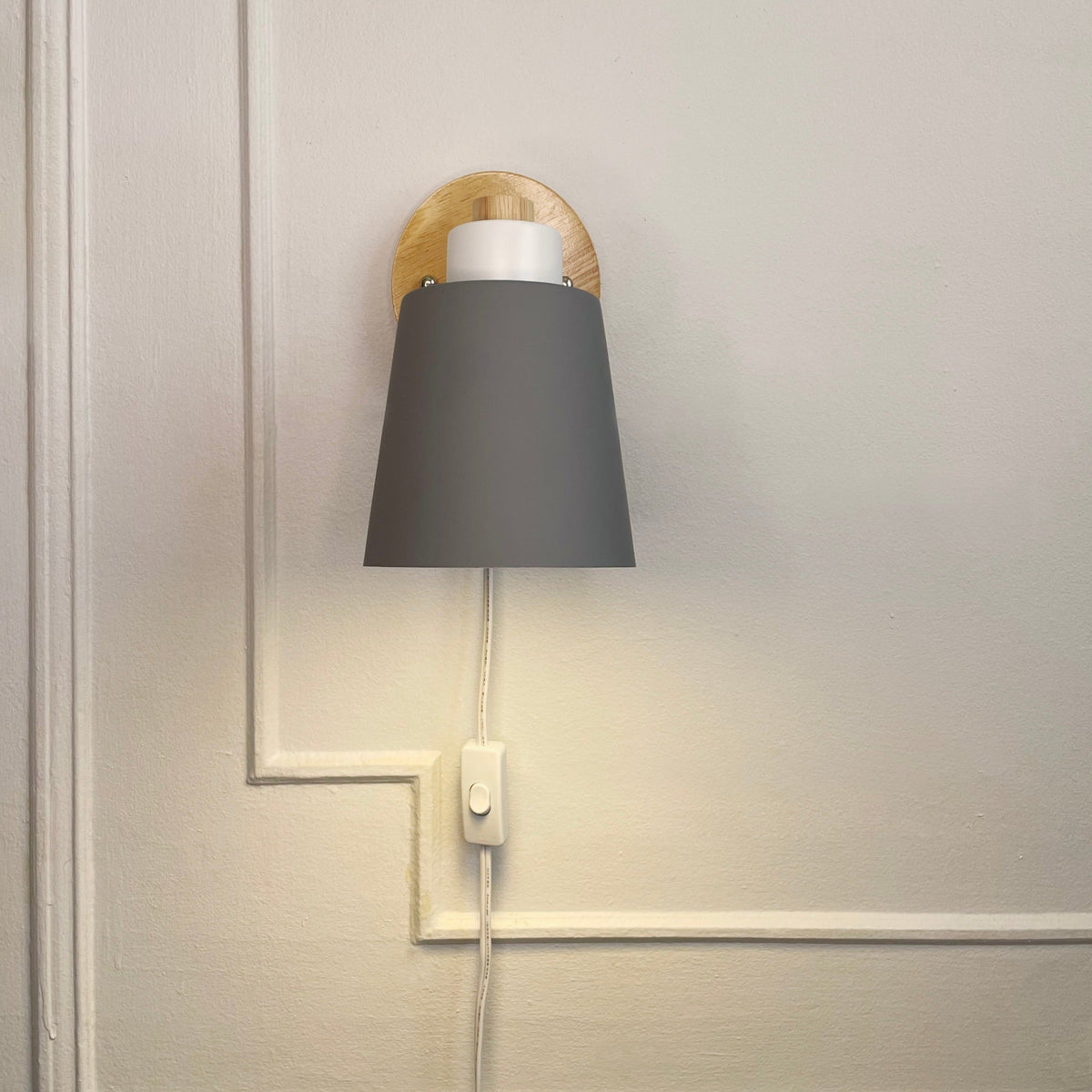 Verstelbare wandlamp van hout en metaal, 19 cm, geel, stekkerlamp als leeslamp voor nachtkastjes, slaapkamers, thuiskantoor, accentverlichting met zwenkarm | Thomler
