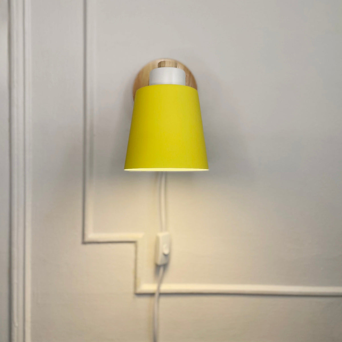 Verstelbare wandlamp van hout en metaal, 19 cm, geel, stekkerlamp als leeslamp voor nachtkastjes, slaapkamers, thuiskantoor, accentverlichting met zwenkarm | Thomler