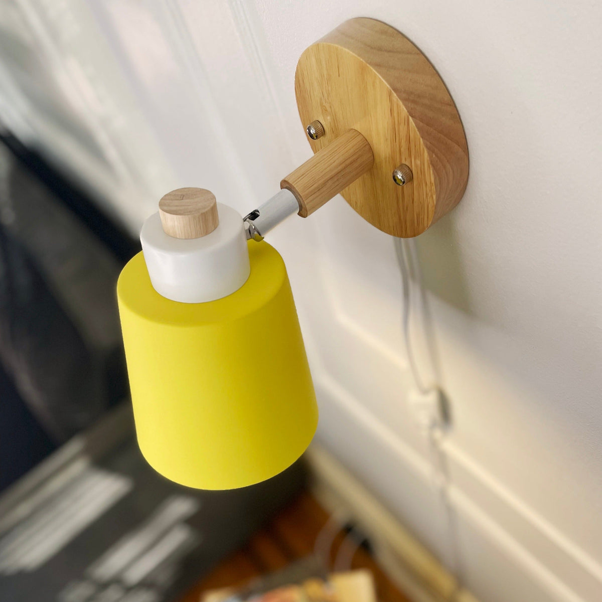 Verstelbare wandlamp van hout en metaal, 19 cm, geel, stekkerlamp als leeslamp voor nachtkastjes, slaapkamers, thuiskantoor, accentverlichting met zwenkarm | Thomler