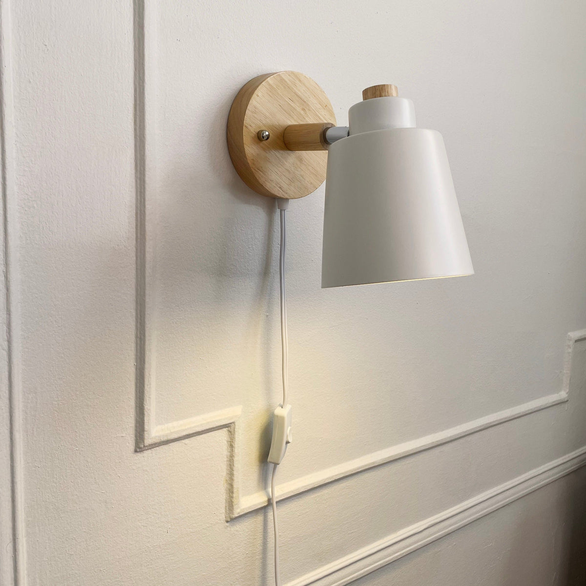 Verstelbare wandlamp van hout en metaal, 19 cm, geel, stekkerlamp als leeslamp voor nachtkastjes, slaapkamers, thuiskantoor, accentverlichting met zwenkarm | Thomler