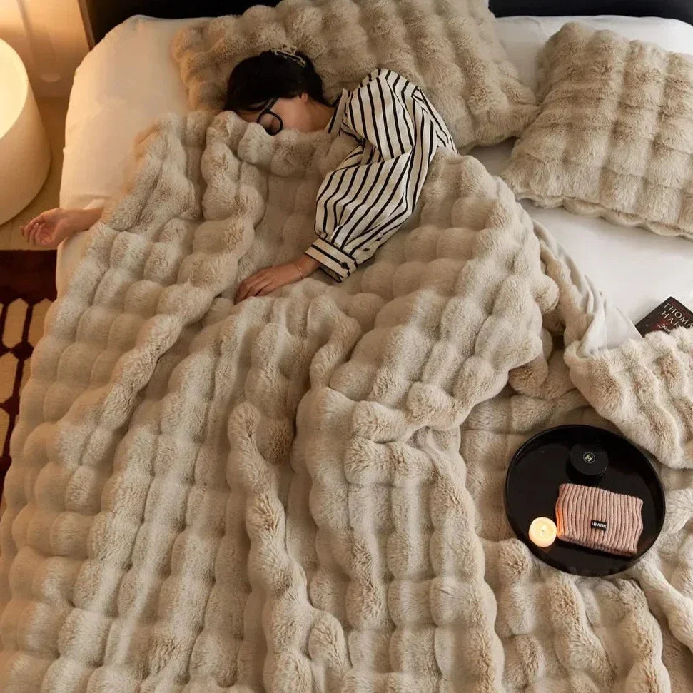 Plüschige Kunstfell-Wohndecke in neutralen Farbtönen für Sofa, Bett, Wohn- und Schlafzimmer | Thomler
