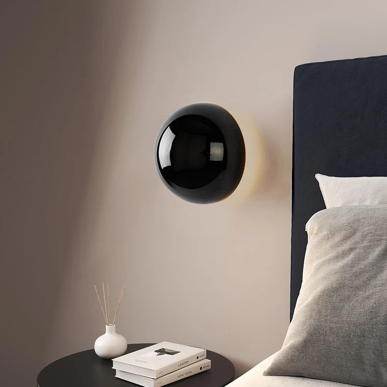 Sphärische Glas-Wandleuchte mit Eisenakzent – LED-Ambientebeleuchtung für Eingangsbereich, Schlaf- und Wohnzimmer – moderne, minimalistische Wohnraumleuchte | Thomler