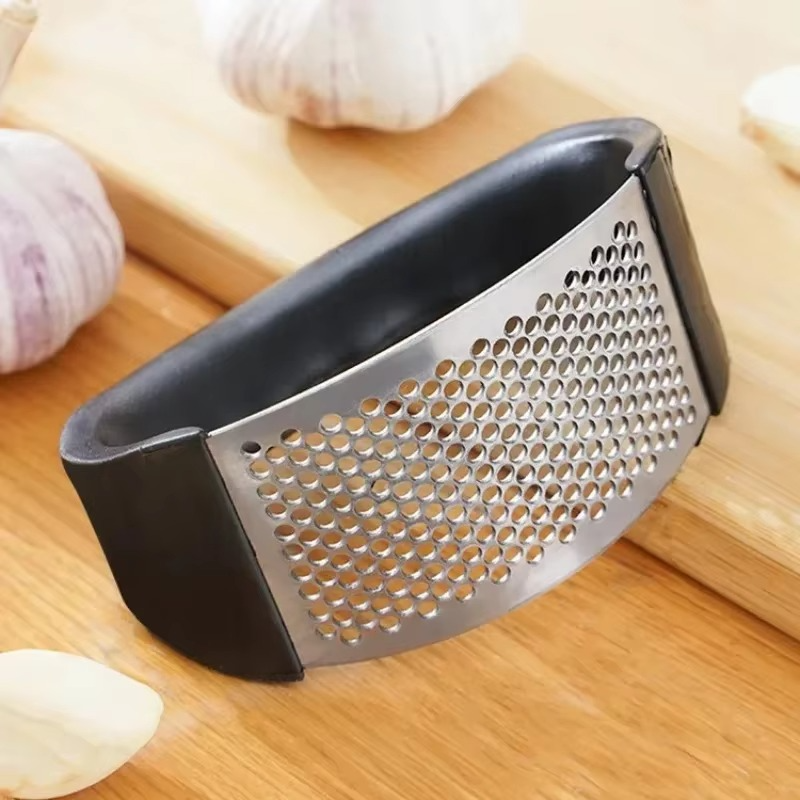 Knoblauchpresse mit Hebelmechanismus und ergonomischen Griffen, spülmaschinenfest