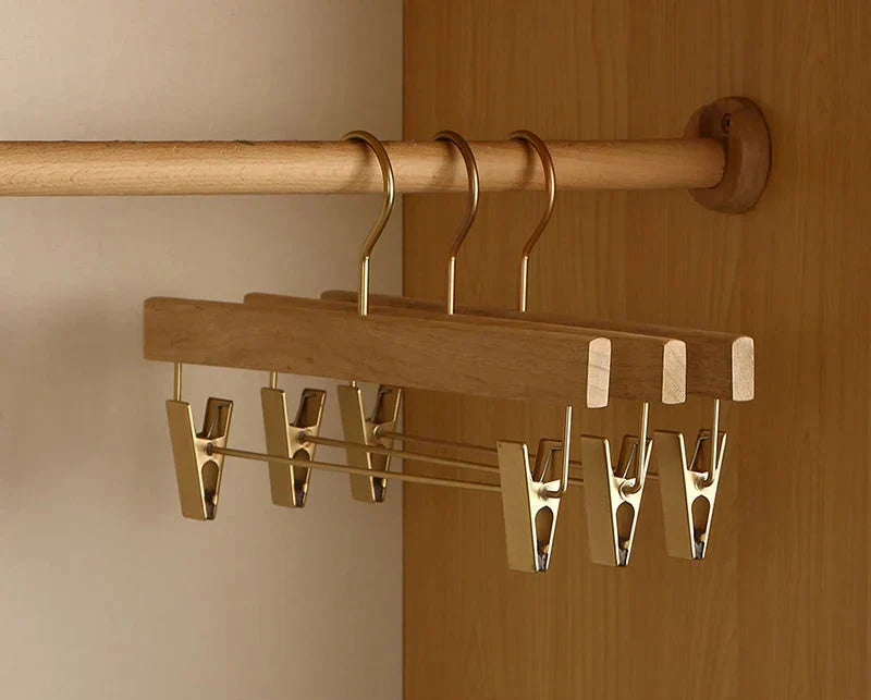Houten kledinghangers met broeklat – 4 cm brede schouders van cederhout voor kledingkastorganisatie | Thomler