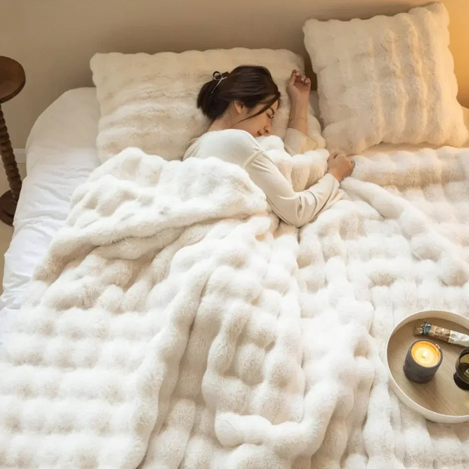Plüschige Kunstfell-Wohndecke in neutralen Farbtönen für Sofa, Bett, Wohn- und Schlafzimmer | Thomler