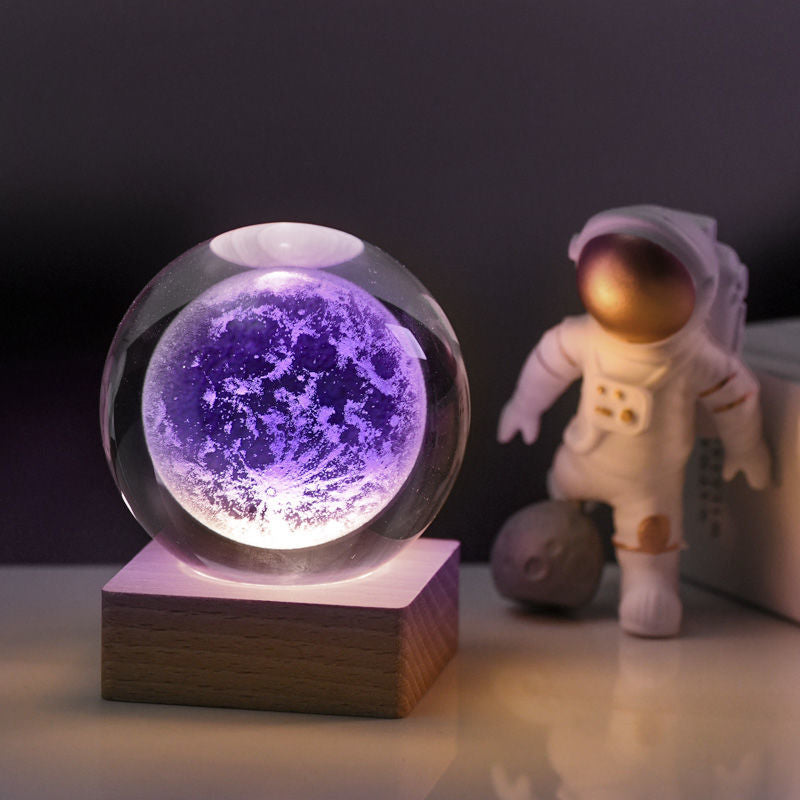 Kristallen bol LED-nachtlampje 6 cm 3D-gegraveerde accentlamp met houten voet USB-voeding voor slaapkamer kantoorbureau sfeerverlichting decoratieve verlichting | Thomler