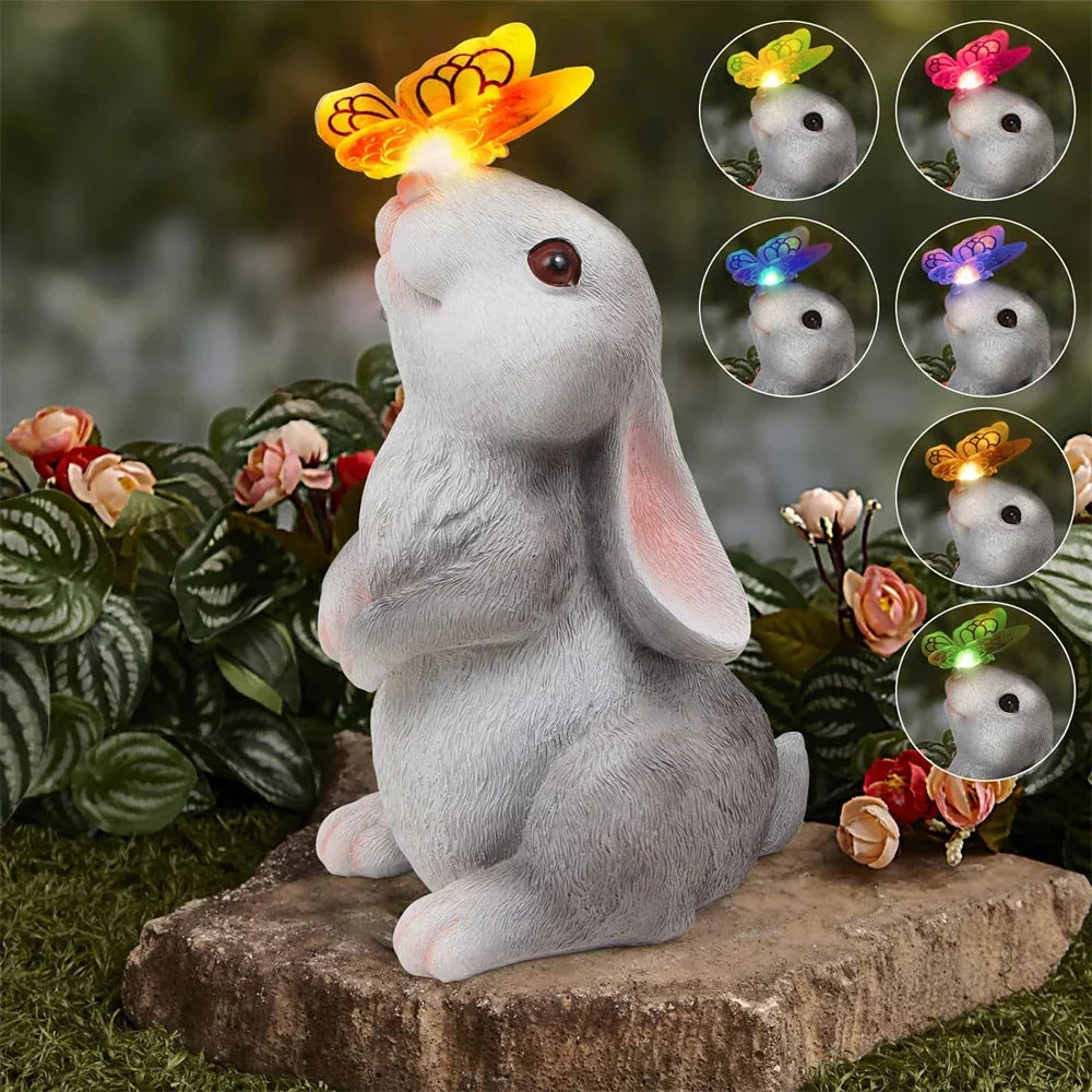 Solar-Hasenfigur mit LED-Lichtern, 23 cm hoch, Weiß-Grau, wetterfestes Kunstharz, beleuchtete Schmetterlings-Dekoration für Garten und Terrasse | Thomler